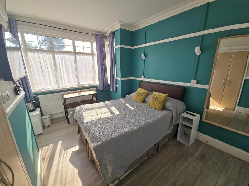 Double Room image 3