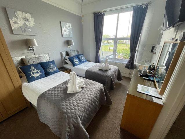 Deluxe Double or Twin Room image 1