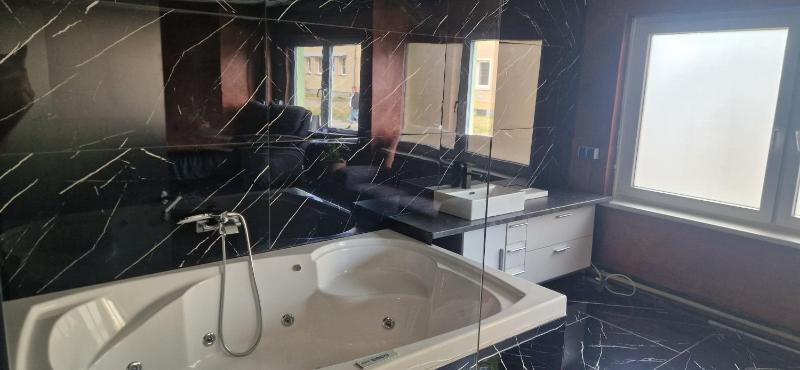 Double Room with Spa Bath image 4