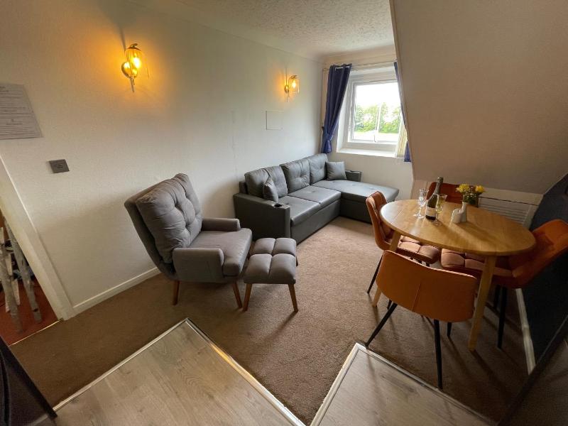 Family Two-Bedroom Apartment with View image 3