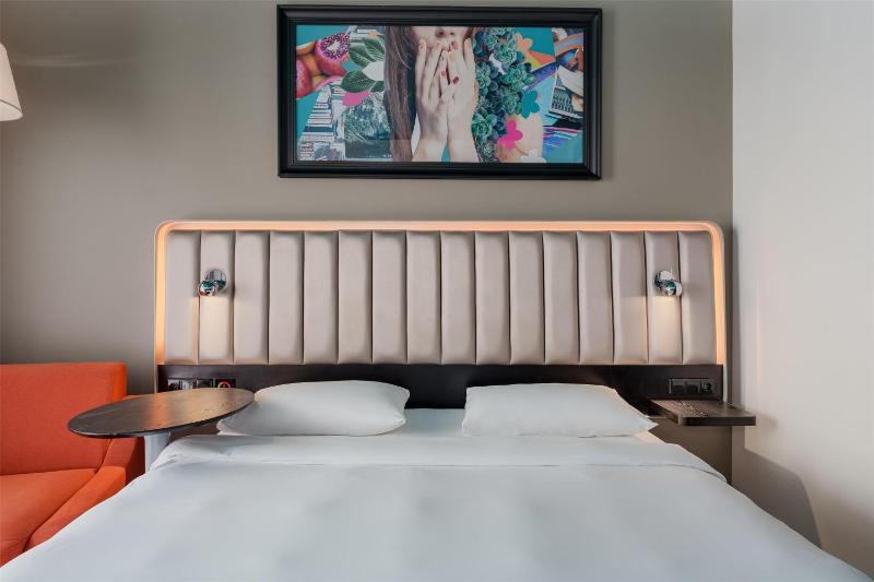 Standard Room with Balcony image 2