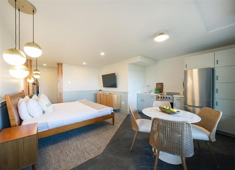 King Room with Lake View image 1
