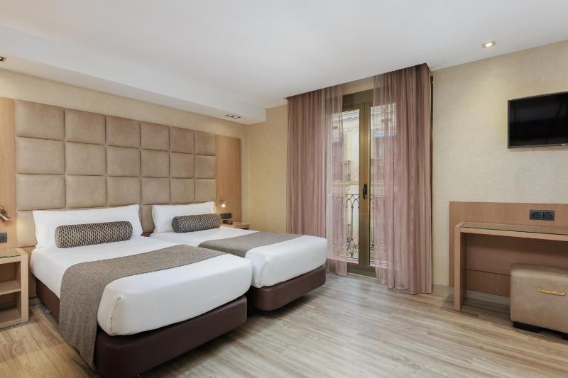 Standard Quadruple Room image 3