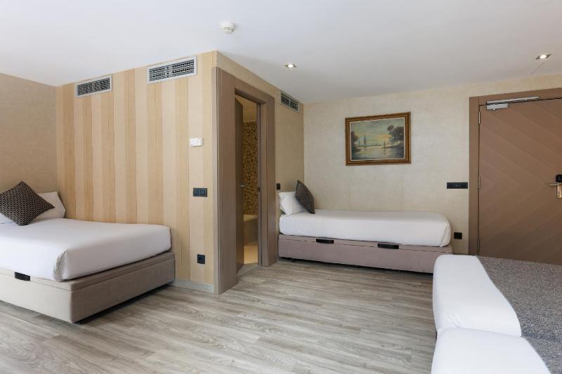 Standard Quadruple Room image 2