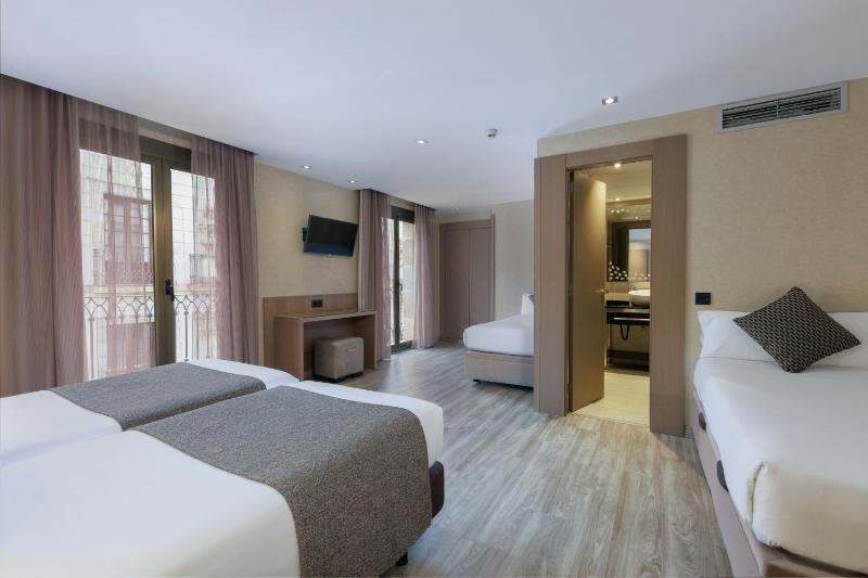 Standard Quadruple Room image 4