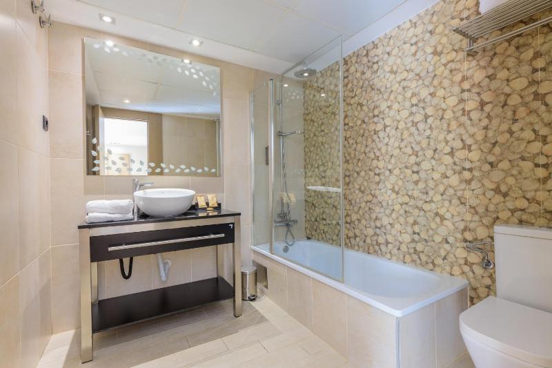 Double or Twin Room image 3