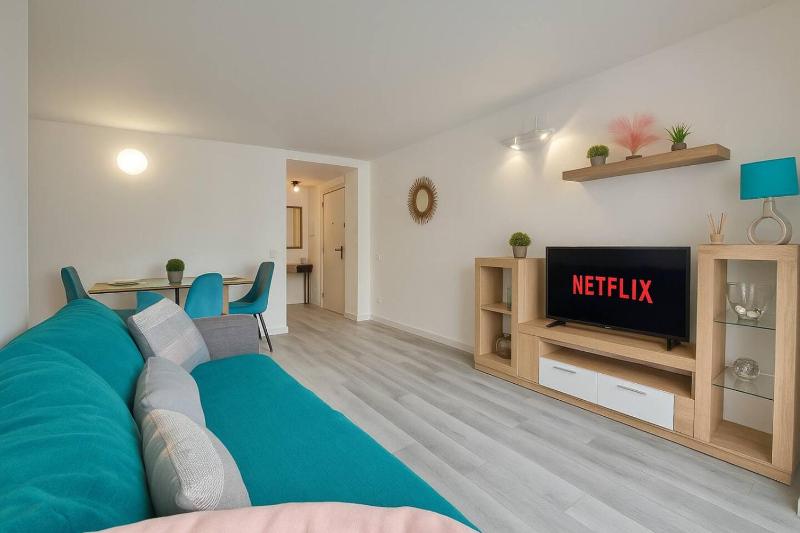 Cozy Flat with Wifi and Pool 5 min to beach - image 4