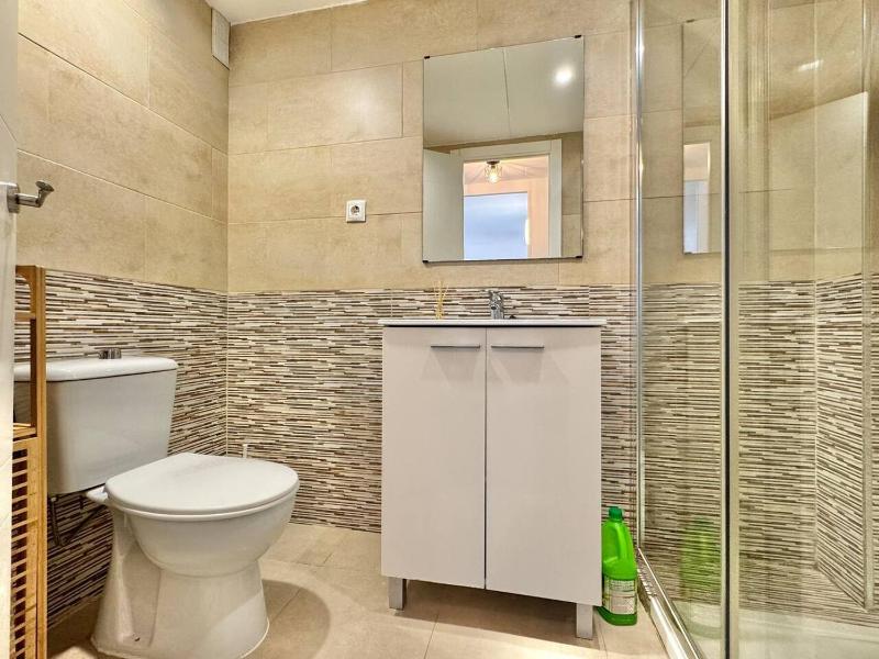 Cozy Flat with Wifi and Pool 5 min to beach - image 11