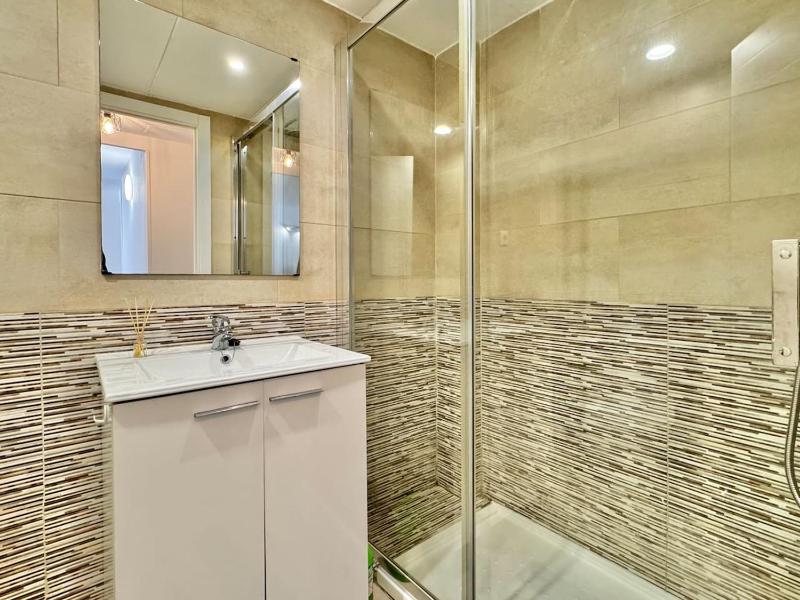 Cozy Flat with Wifi and Pool 5 min to beach - image 5