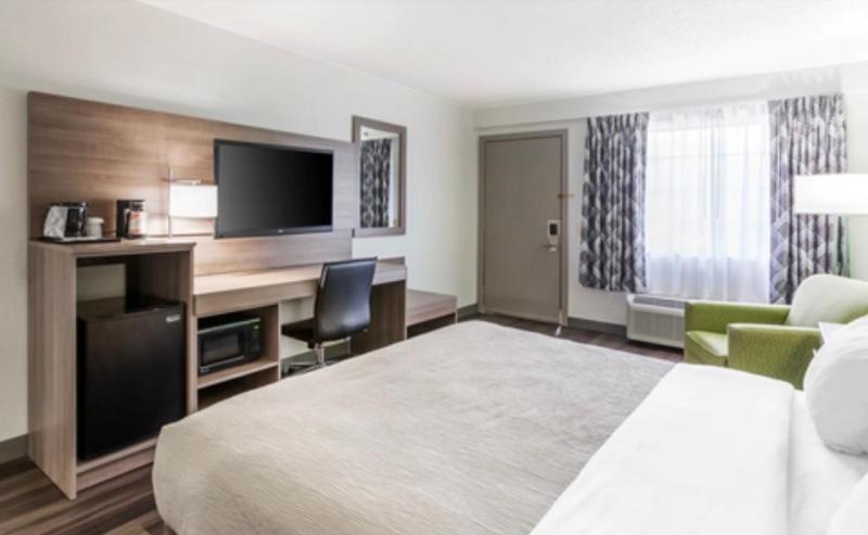 Single Room with Bathroom image 3