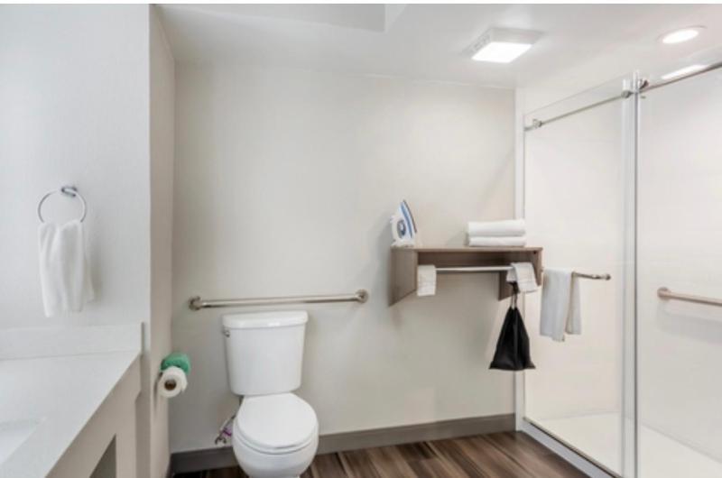 Single Room with Bathroom image 2