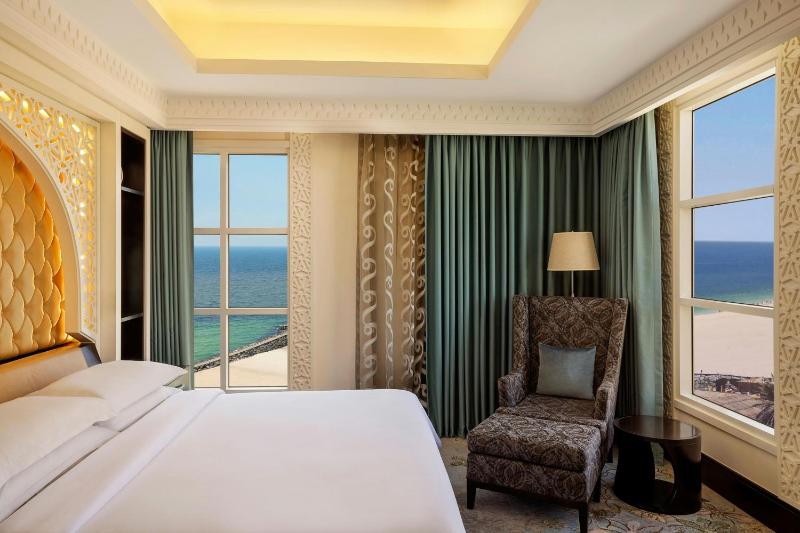 Superior Deluxe King with Sea View image 4