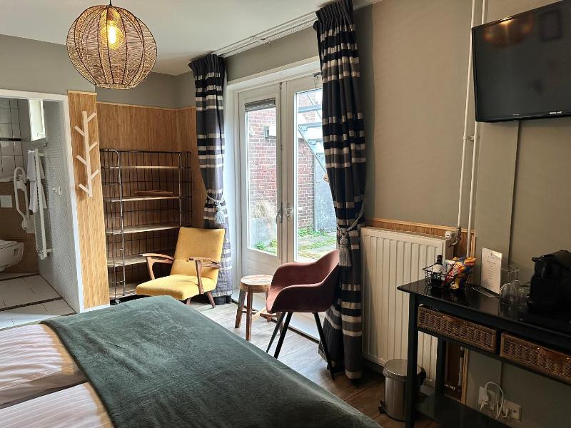 Double Room with Terrace image 3