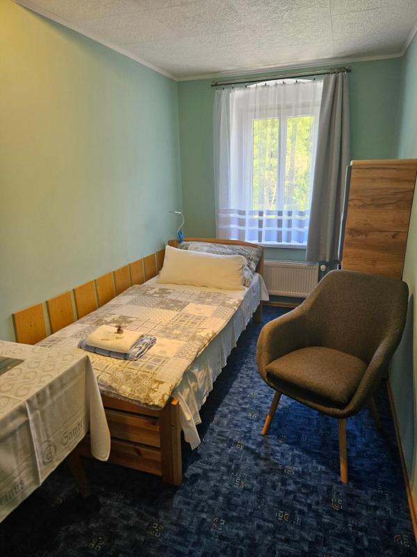 Single Room with Bathroom image 2