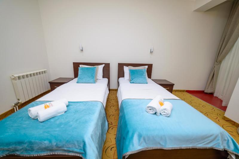 Standard Twin Room image 4