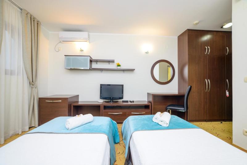 Standard Twin Room image 1