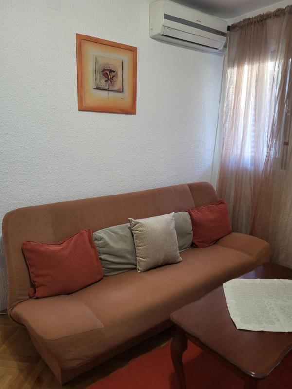 One-Bedroom Deluxe Apartment image 3