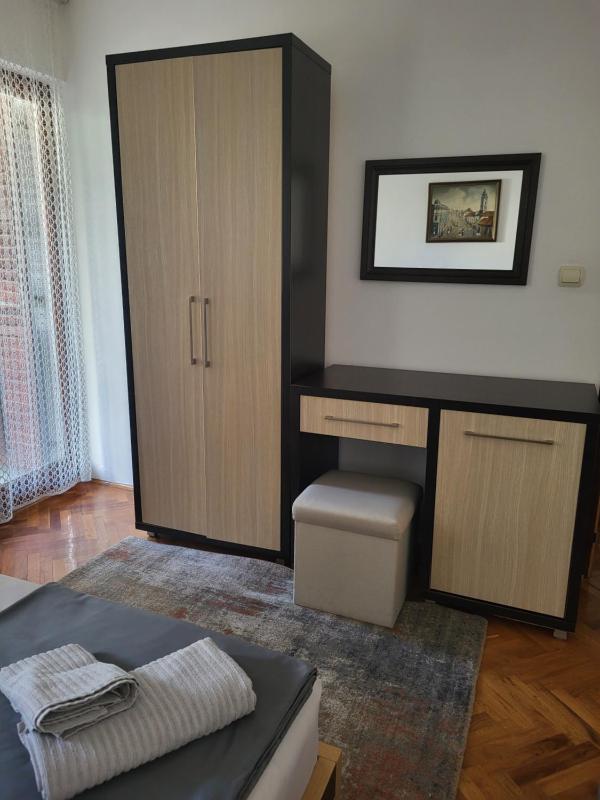 One-Bedroom Deluxe Apartment image 2