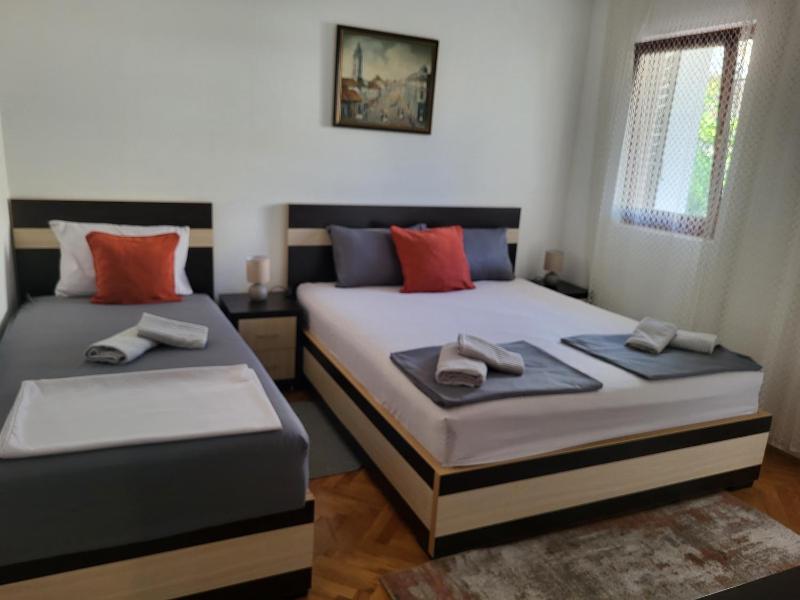 One-Bedroom Deluxe Apartment image 4