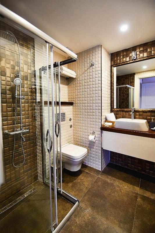 Double Room with Balcony image 3