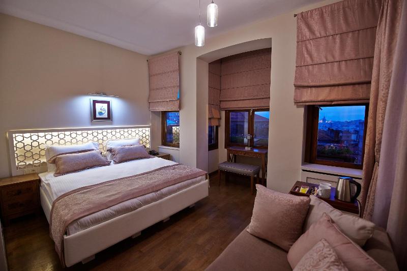 Deluxe Double or Twin Room image 3