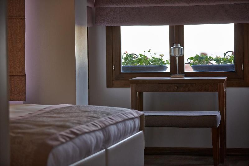 Deluxe Double or Twin Room image 4