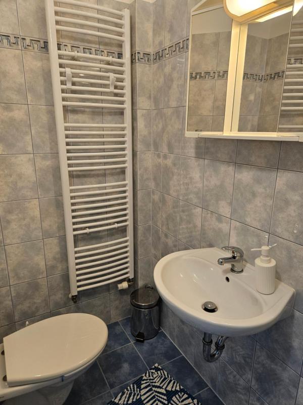 Single Room with Bathroom image 3