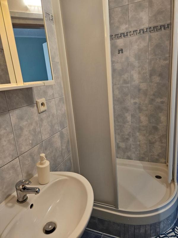 Single Room with Bathroom image 4