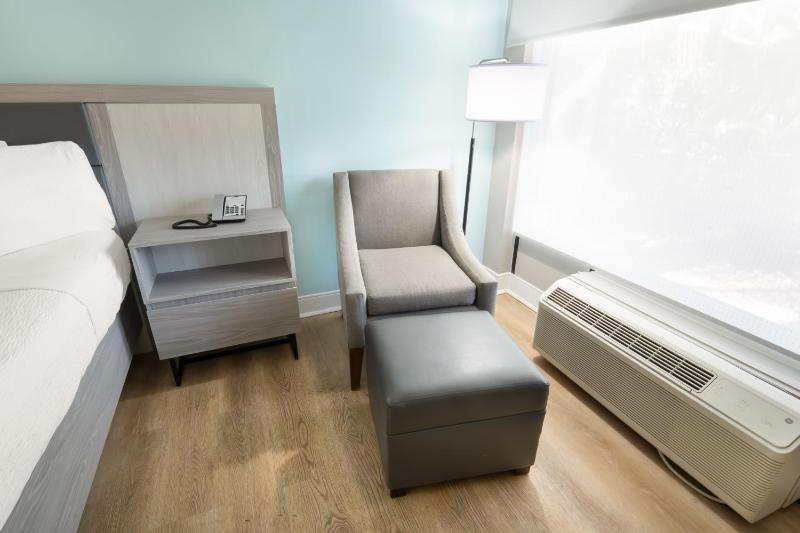 Standard Queen Room with Two Queen Beds - Non-Smoking image 3