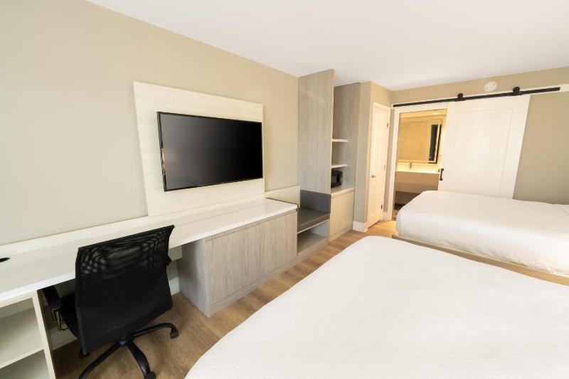 Standard Queen Room with Two Queen Beds - Non-Smoking image 4