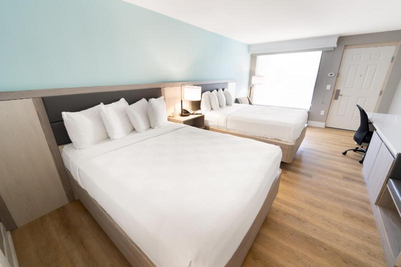 Standard Queen Room with Two Queen Beds - Non-Smoking image 2