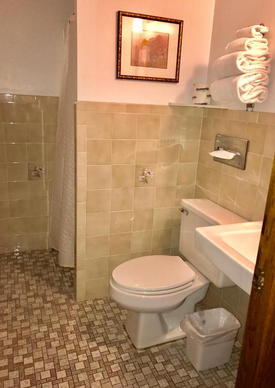 Queen Room with Jacuzzi image 2
