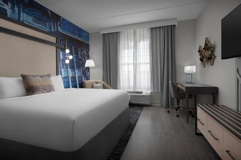 King Suite with Lake View image 3