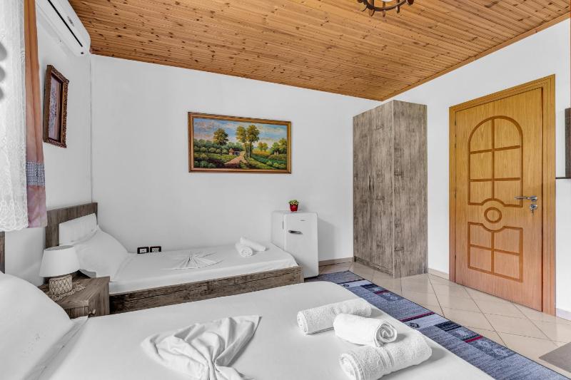 Standard Quadruple Room image 2