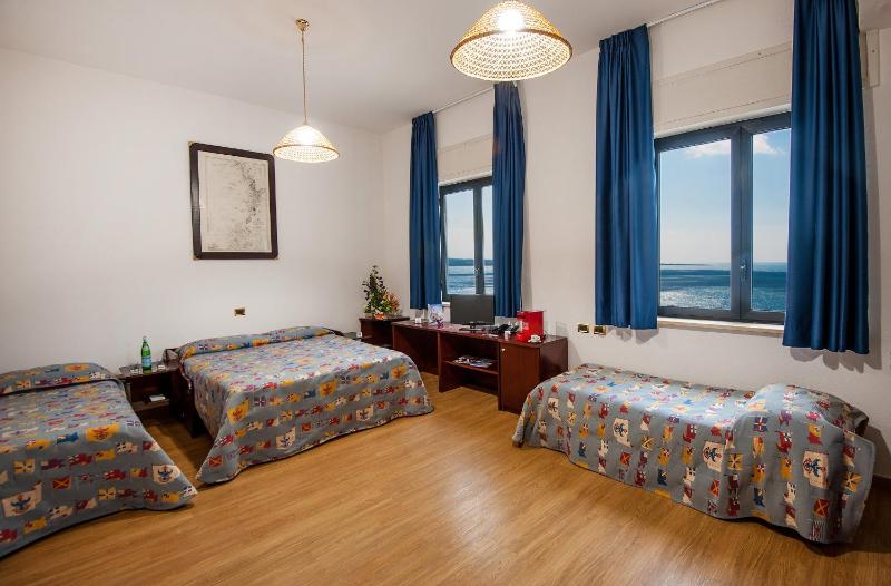 Standard Quadruple Room image 2