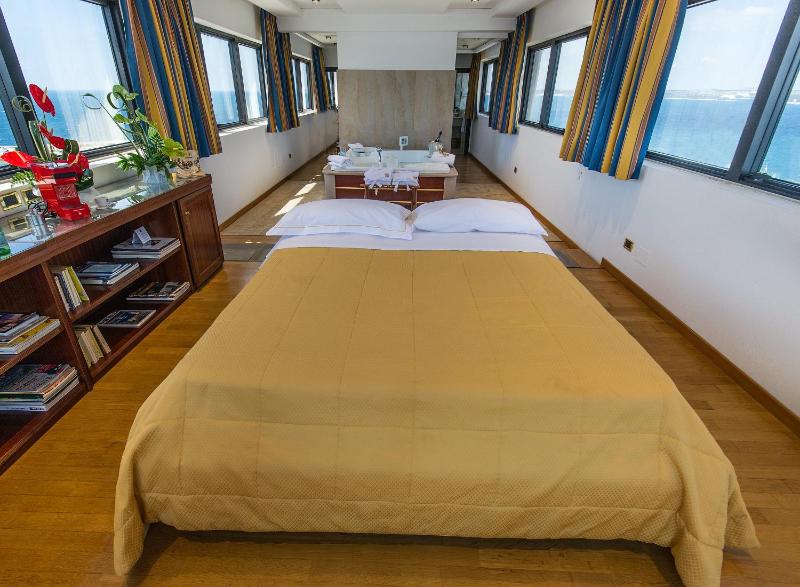 Executive Suite with Sea View image 3