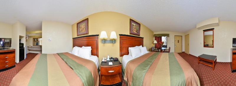 Queen Room with Two Queen Beds Smoking image 2