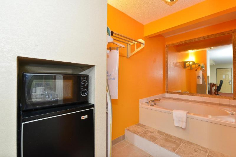 Queen Room with Two Queen Beds Smoking image 4