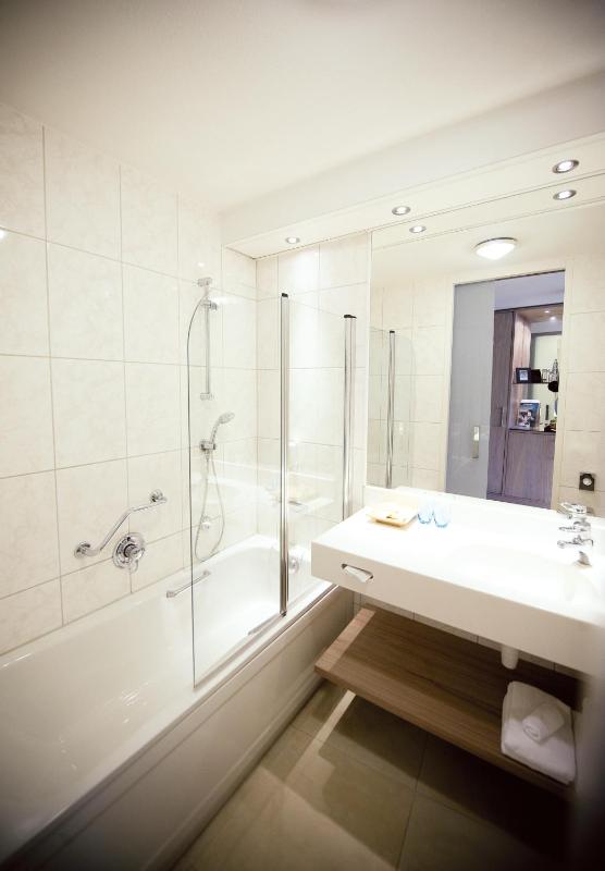 Deluxe Double or Twin Room with Spa Access image 1