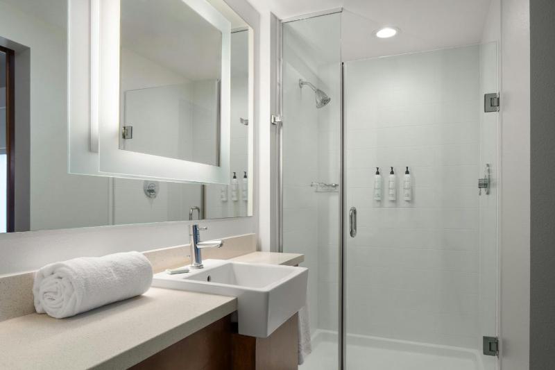 King Suite with Sofa Bed and Bridge View image 2