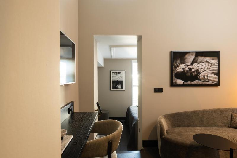 Executive room image 2