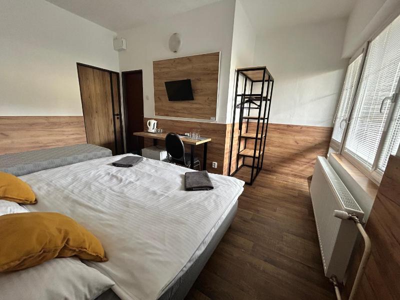 Double Room with Balcony image 3