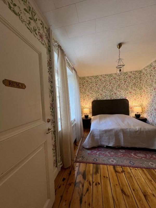 Family Room image 3