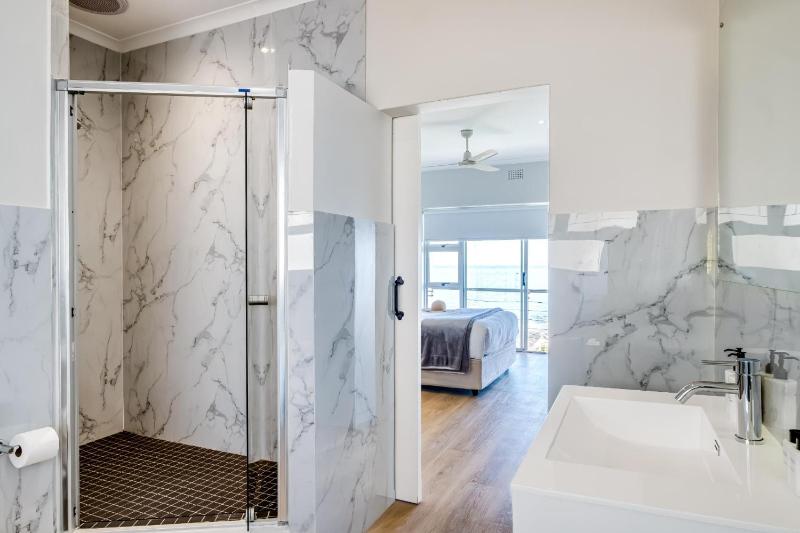 Ocean View 2 bed Apt in Camps Bay Skyline Heights - image 8