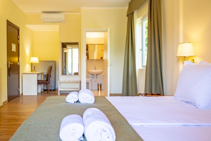 Superior Double or Twin Room with Terrace image 3