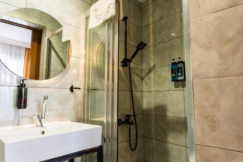 Deluxe Triple Room image 1