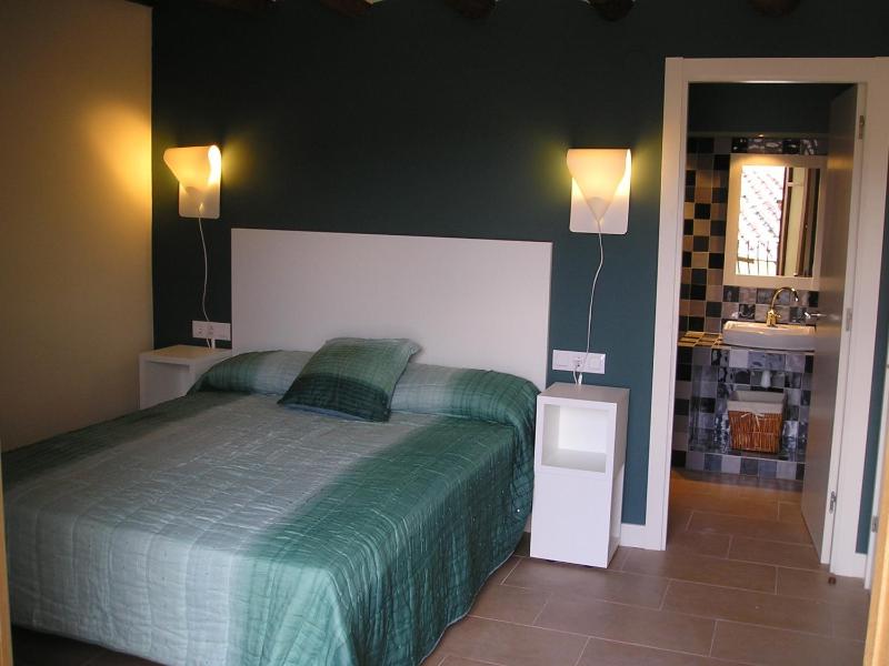 One-Bedroom Standard Apartment image 2
