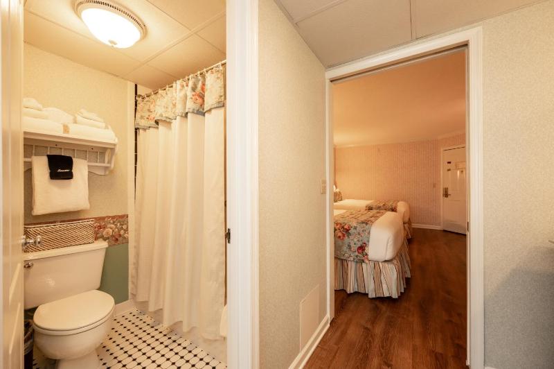 Ocean Front Suite with Two Queen Beds image 4