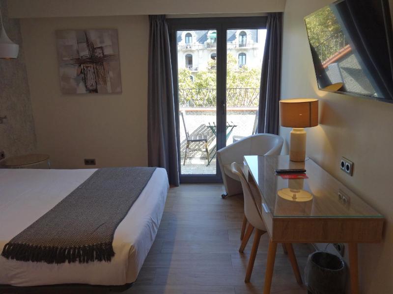 Superior Double Room with Balcony image 3