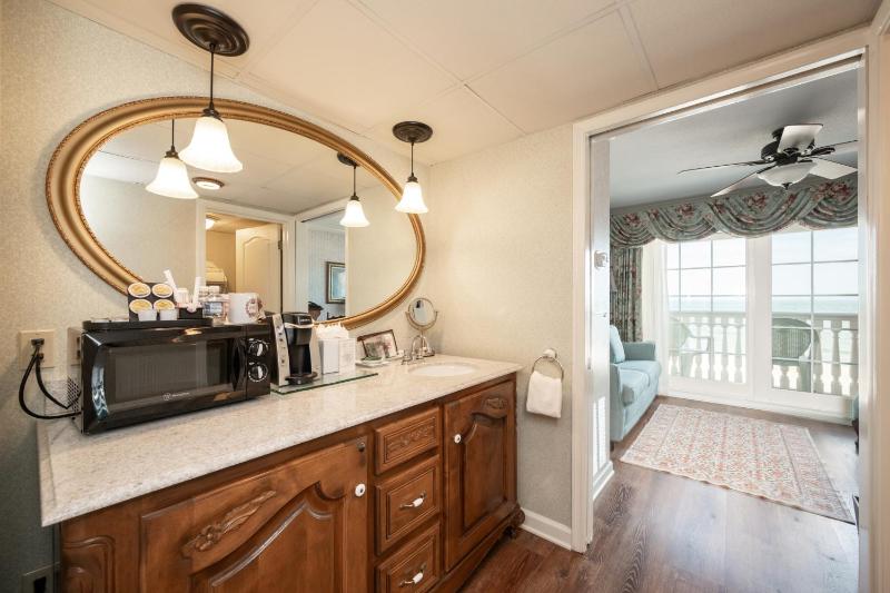 Ocean Front Suite with Two Queen Beds image 3